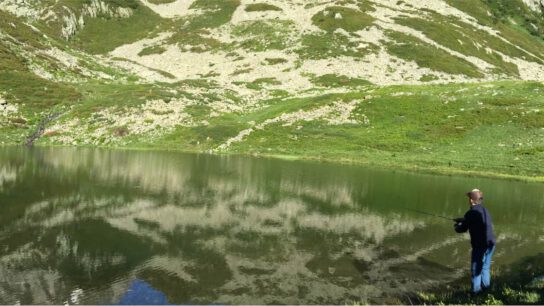 Lac de montagne de Morétan inférieur