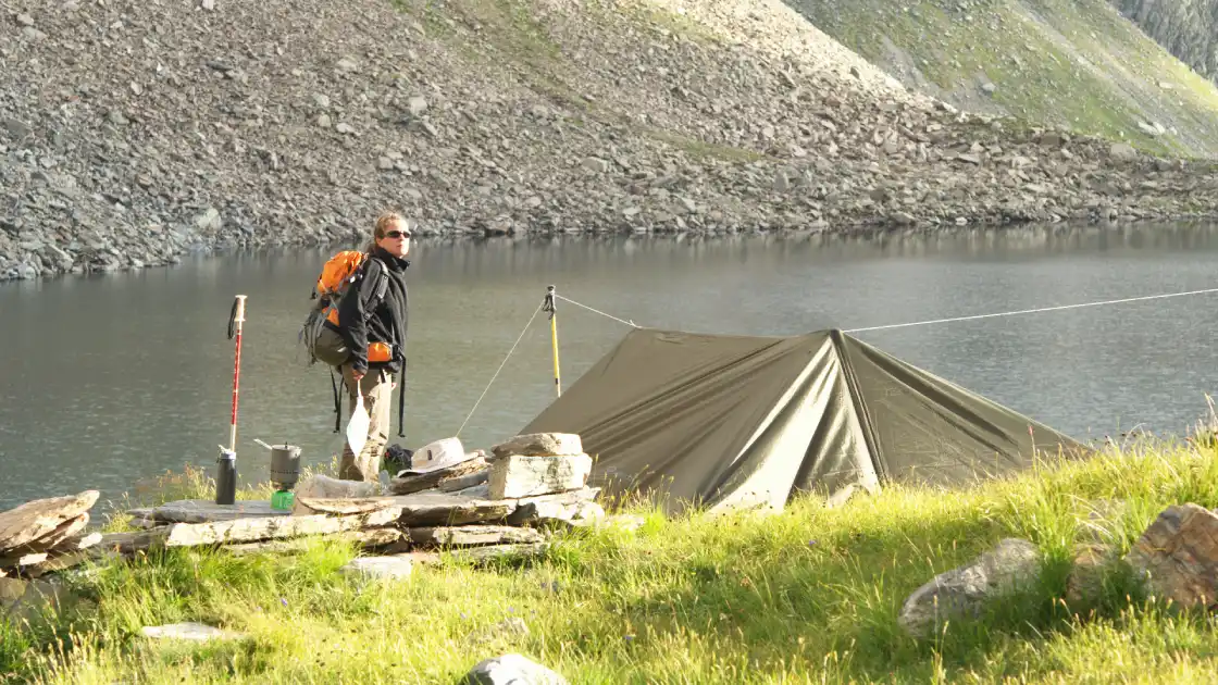 Bivouac sur les bords d'un lac de montagne Bivouac sur les bords d'un lac de montagne © Anthony Nicolazzi