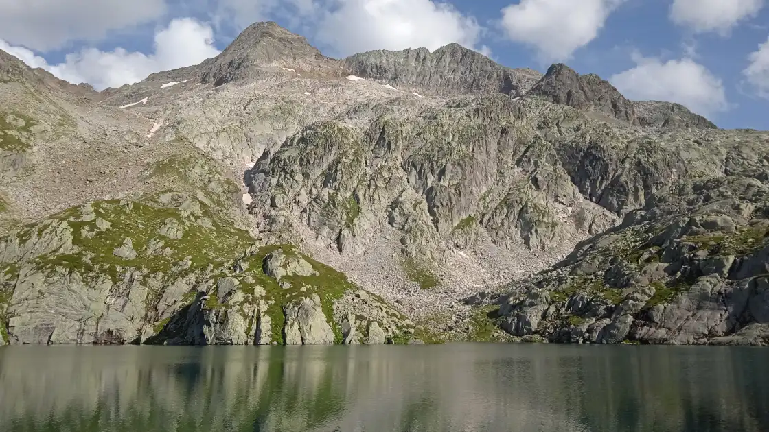 Lac Blanc des Sept-Laux Lac Blanc des Sept-Laux - Crédit : Clément - https://www.camptocamp.org/images/1339771/fr/depuis-le-lac-blanc