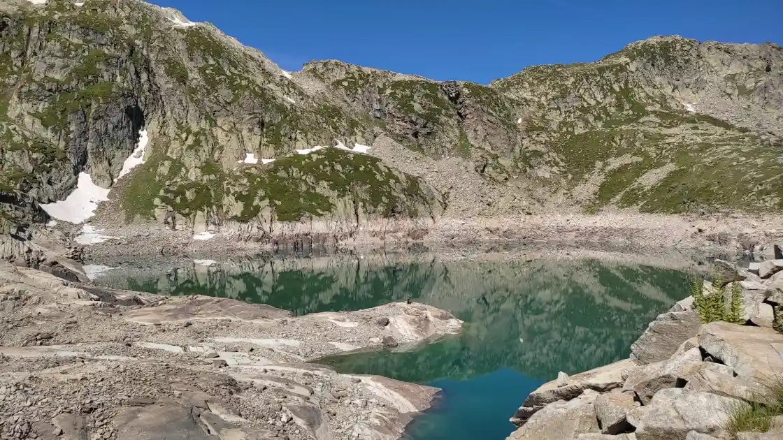 Lac Carré Lac Carré - Crédit : Maria Goran - https://www.camptocamp.org/images/1015737/fr/au-dessus-du-lac-noir-col-de-la-vieille-lac-cos