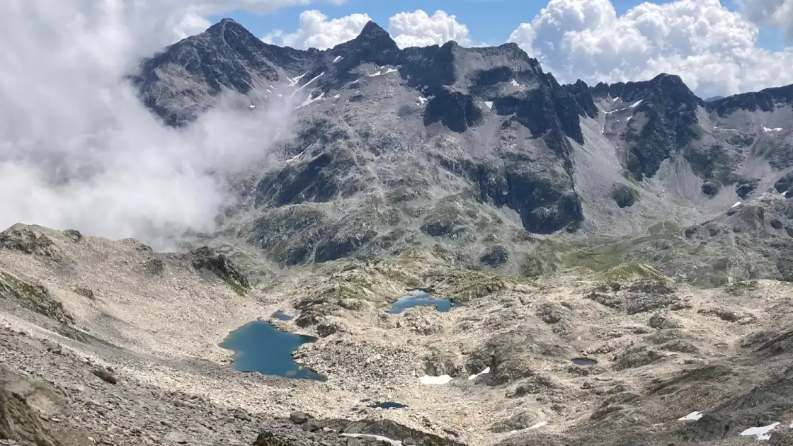 Lac de la Belle Étoile Lac de la Belle Étoile - Crédit : agnes H - https://www.camptocamp.org/images/1561098/fr/lac-de-la-belle-etoile-et-rocher-blanc-depuis-le-sommet