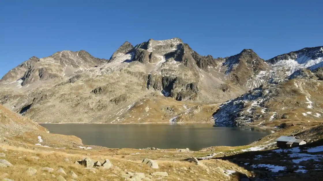 Lac du Cos Lac du Cos - Crédit : Inami - https://www.camptocamp.org/images/574985/ca/d-esquerra-a-dreta-le-rocher-blanc-la-pyramide-le-toit-i-pic-de-l-agnelin