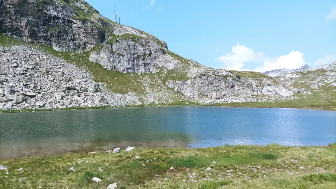 Lac Jeplan Lac Jeplan - Crédit : Nouill - https://commons.wikimedia.org/wiki/Category:Lacs_des_Sept_Laux#/media/File:Lac_Jeplan.jpg